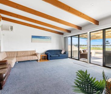 Classic Riverfront Holiday Home with River Access - Photo 3