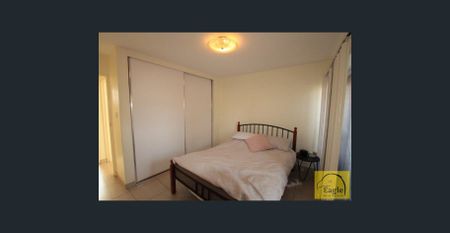 Spacious unit with modern kitchen - Photo 2