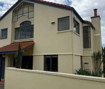 Central Living - Photo 3