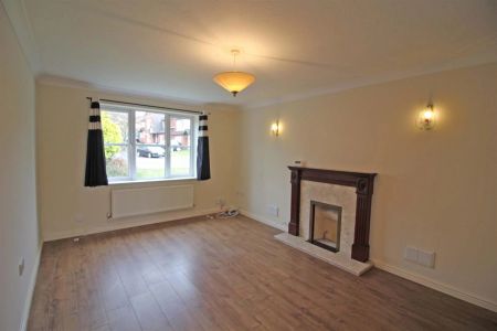 4 Bedroom House - Detached - Photo 2