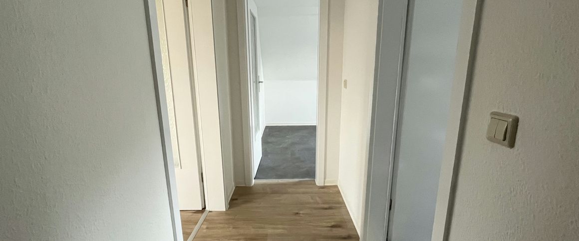 Dachgeschoss-Wohnung mit Wohlfühlfaktor – Einbauküche & Garten möglich - Foto 1