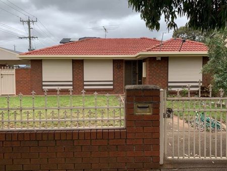 HOME IN PERFECT LOCATION ! - Photo 4