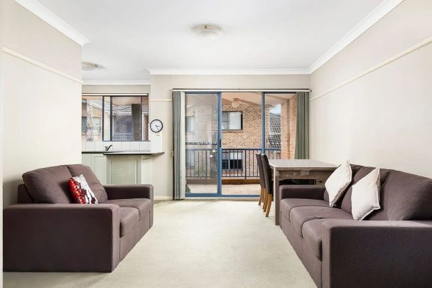 Beautiful light filled central apartment! - Photo 1