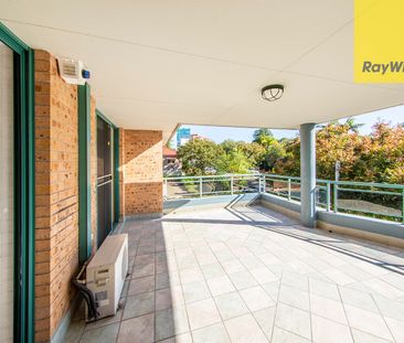 THREE BEDROOM APARTMENT IN PRIME LOCATION - MUST SEE - Photo 6