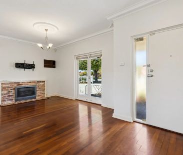 White picket charmer with modern comforts - Photo 3