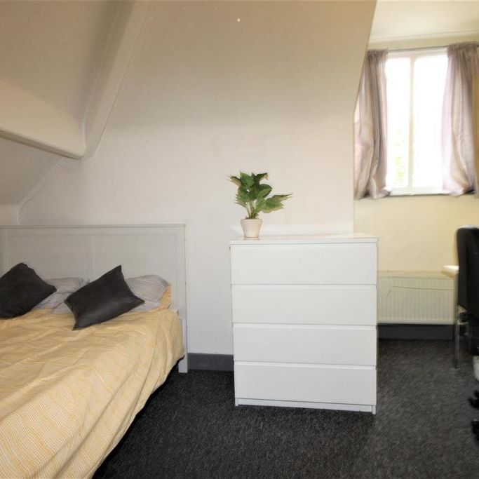 4 bedroom flat to rent - Photo 1