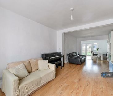 3 bedroom semi-detached house to rent - Photo 3