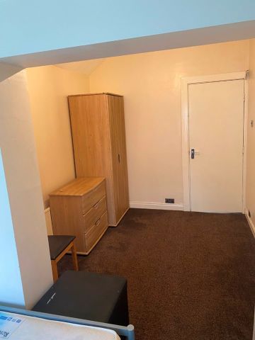 4 Bed Semi-Detached House, Mornington Crescent, M14 - Photo 5