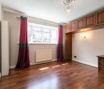 Weston Grove, Bagshot - 4 bedrooms Property for lettings - Seymours - Photo 2