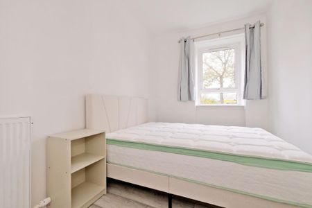 3 bedroom flat to rent - Photo 4