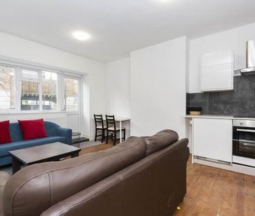 Located in the heart of Shoreditch a modern 2 bedroom flat - Photo 4