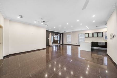 4 Bedroom Stunning Family Home - Photo 3