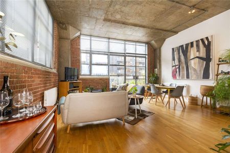 A loft apartment with private terrace forming part of a former print works on the banks of the Wenlock Basin, Regent's Canal. - Photo 2