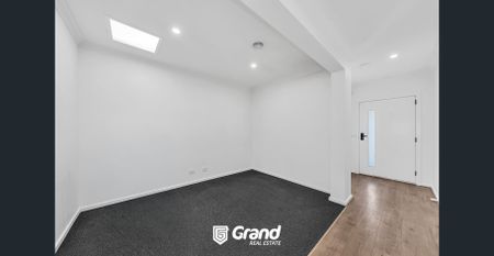 JUST 2 YEARS OLD, 4 BEDROOM HOUSE IN OFFICER ! - Photo 3