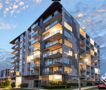 Morden Apartment On The Park - Photo 1
