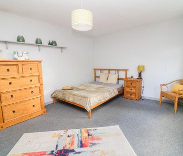 3 bedroom flat to rent - Photo 2