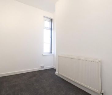 4 bedroom end of terrace house to rent - Photo 2