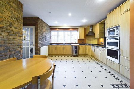 4 bedroom bungalow to rent - Photo 4