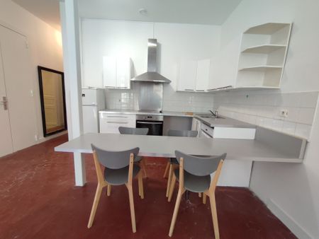 Appartement 3 pièces 66m2 MARSEILLE 6EME 1 145 euros - Photo 3