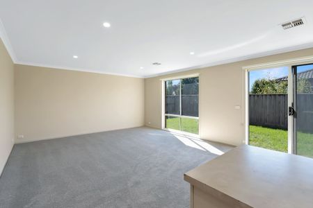 Spacious 4-Bedroom Family Home - Freshly Updated Throughout! - Photo 3