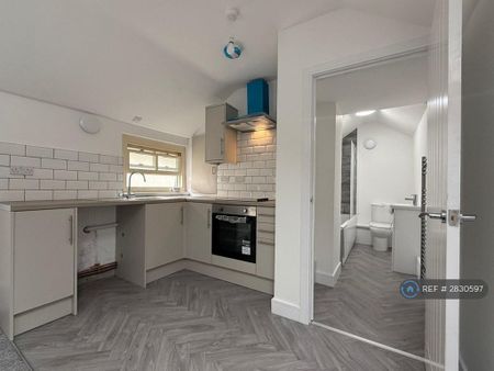 Studio to rent - Photo 3