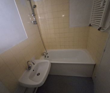 Location - Appartement T2 - 37 m² - Grand-Charmont - Photo 2