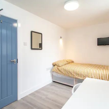 6 Bedrooms 2 Bathrooms - Photo 1