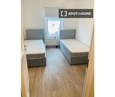 Room for rent in 5-bedroom house in Ballybough, Dublin - Photo 1