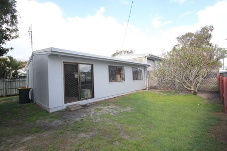 Low-Set 2-Bedroom Property with Private Yard – Walk to Maroochydore Cbd - Photo 2
