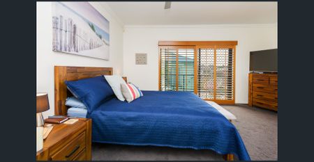 PARADISE POINT - SPACIOUS 4 BEDROOM TOWNHOUSE - Photo 5