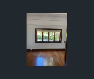 Charming and Spacious Opposite Park - Photo 2