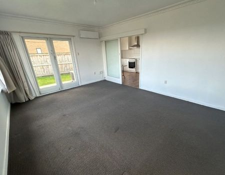 Ideally located on Victoria Street in the popular Beerescourt area, this tidy two-bedroom unit offers easy access to everything Hamilton has to offer. - Photo 3