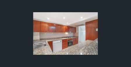 Townhouse with Private Courtyard - Photo 3