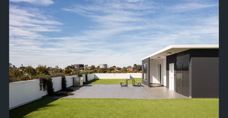 Pet Friendly Sunny Apartment - Photo 4