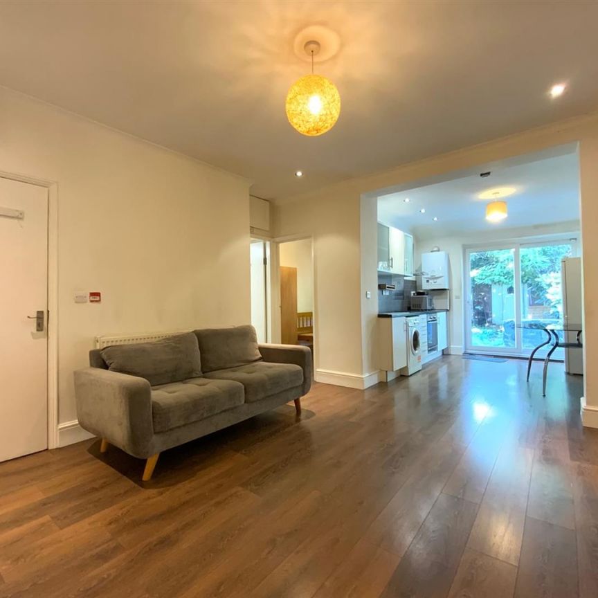 Gunnersbury Avenue, Acton, W3, London - Photo 1