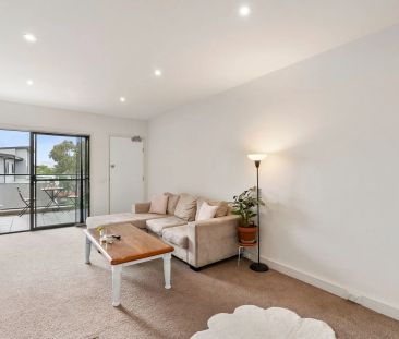 Top Floor Apartment, Super Convenient Location - Photo 1