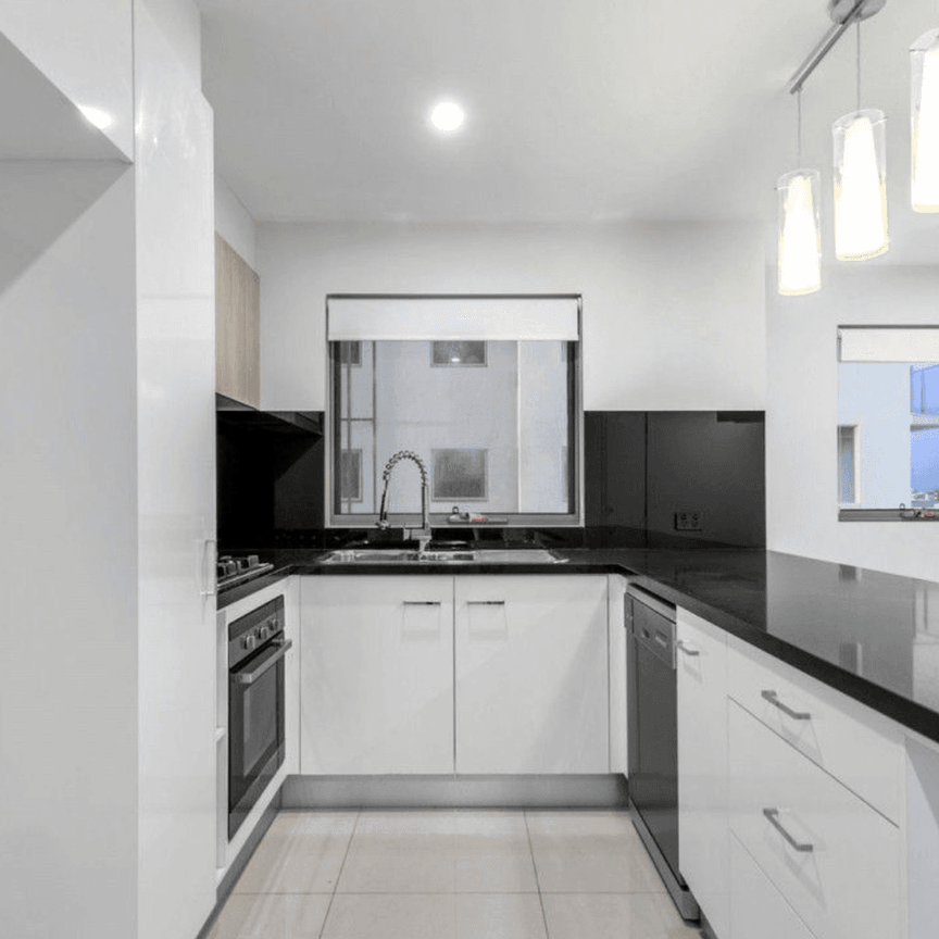 Furnished 2-Bedroom Apartment Opposite Westfield Garden City - Photo 1