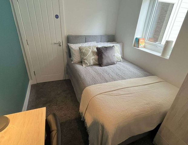 West End Road Room 2 - Photo 1
