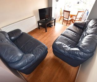 5 bedroom House in Howden Place, Leeds - Photo 1