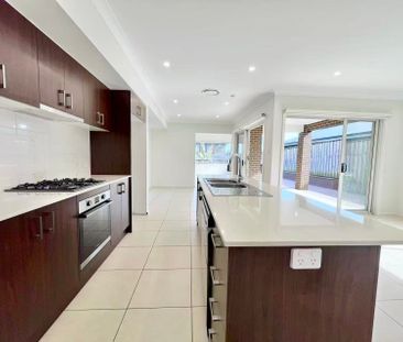 Near NEW Bright 4 Bedroom Double Storey House in Box Hill - Photo 2