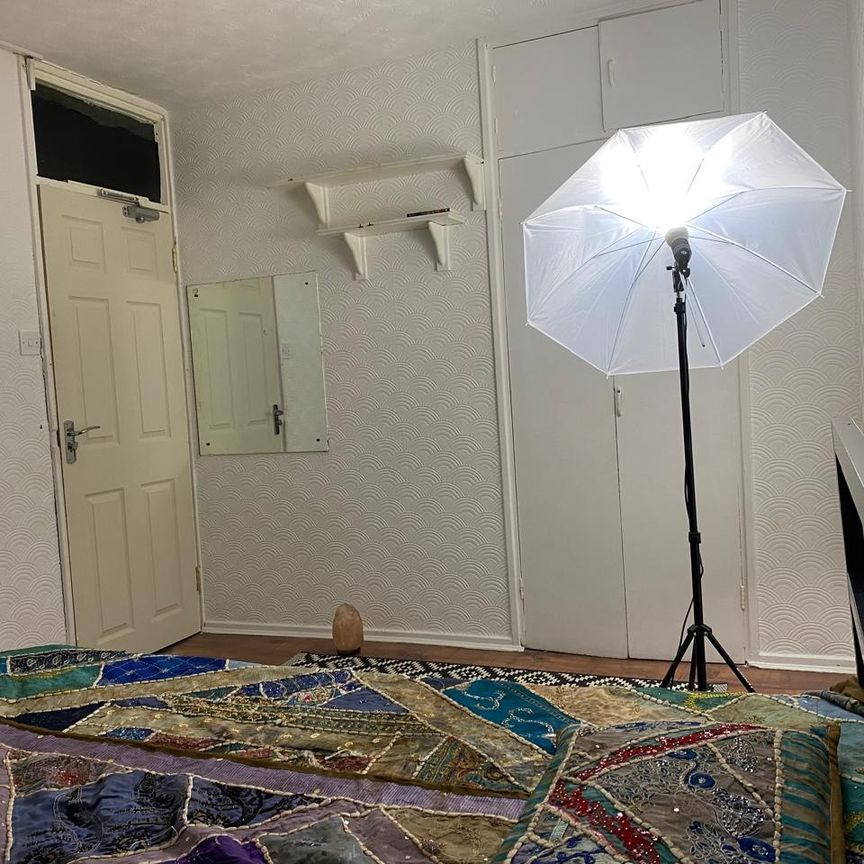 Room in a Shared Flat, Leopold St, E3 - Photo 1