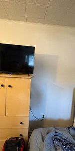 Chambre rénovée, avec lavabo et toilette, à Louer - Photo 3
