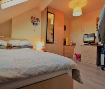 4 bedroom Flat in St Chads Drive, Leeds - Photo 2