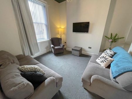 6 bedroom terraced house to rent - Photo 2