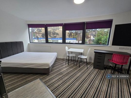1 bedroom in a house share to rent - Photo 1