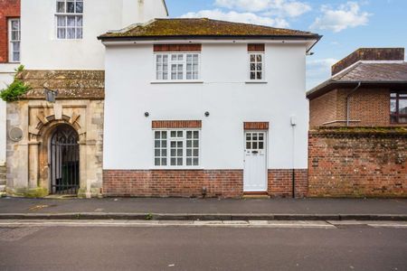 A charming two bedroom house in Winchester city centre - Photo 5