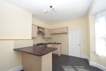 2 bed maisonette to rent in James Street, Scarborough, YO12 - Photo 2