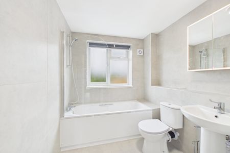 2 bedroom Maisonette in Frimley High Street, Camberley - Photo 4