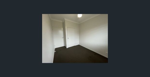 3 bedroom home offers great value for new tenants, with its large fully fenced yard, double garage, solar panels, and modern features. - Photo 1