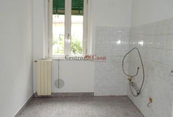 Appartamento non arredato, di ampia metratura, con 3 camere!